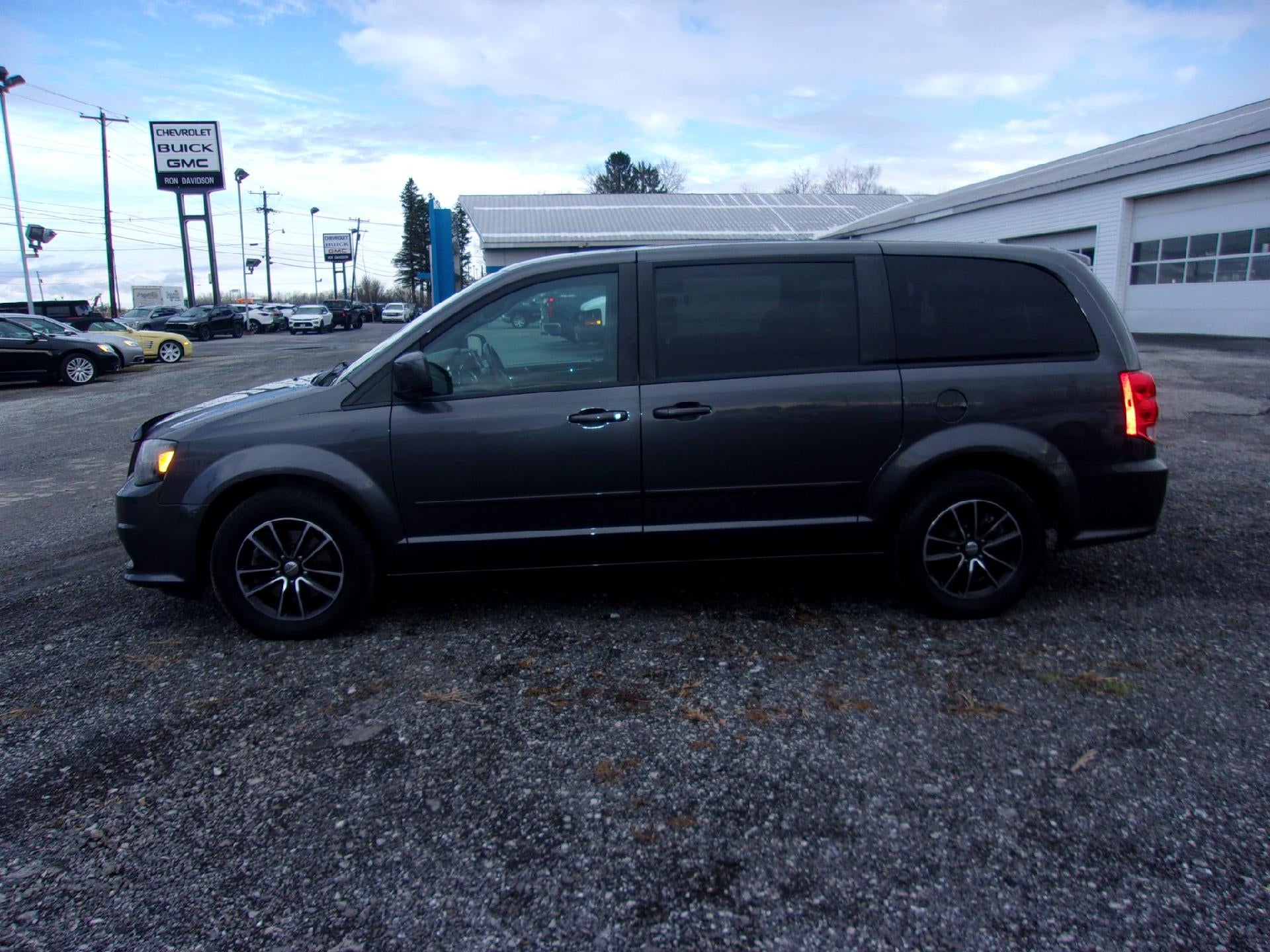 2017 Dodge Grand Caravan SE Wagon in Granite Pearlcoat — front three-quarter view