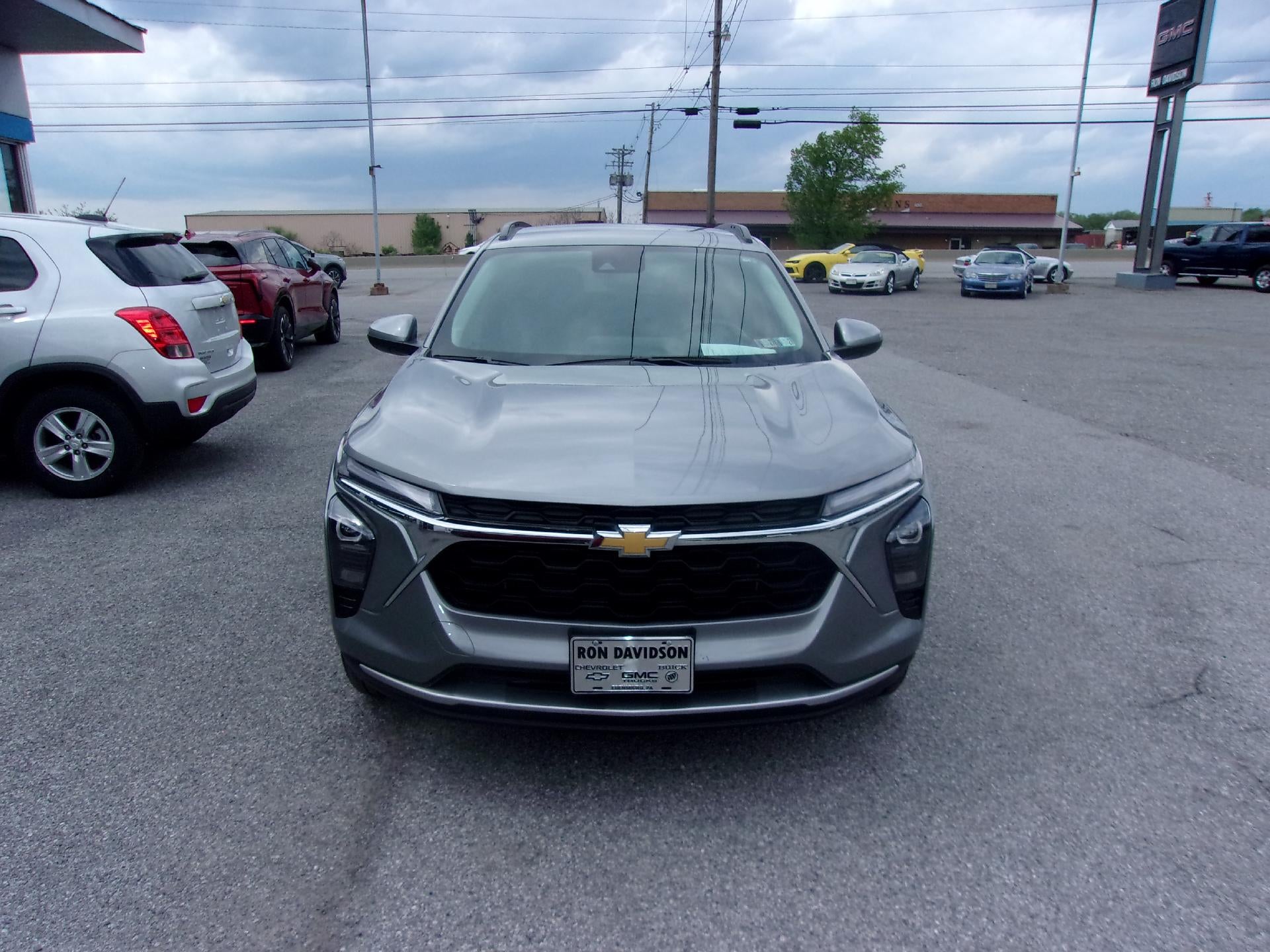 2025 Chevrolet Trax FWD 4dr LT in Sterling Gray Metallic — front three-quarter view